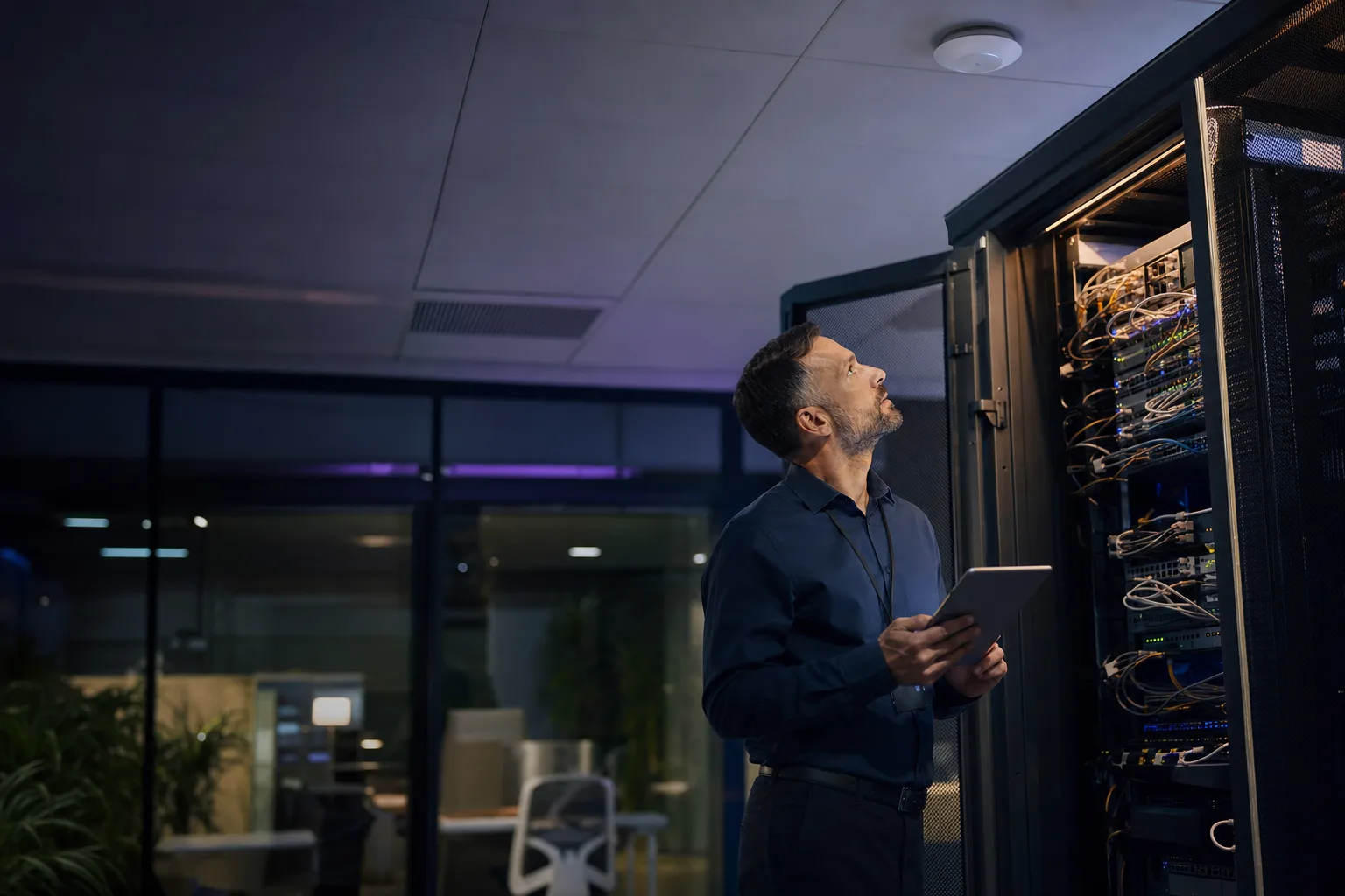 Specjalista sprawdzający firmową infrastrukturę telekomunikacyjną